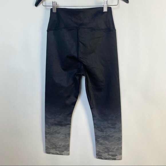 Good American | Cinched‎ Waist Capri Tights - Ombre Camo - Picture 4 of 14